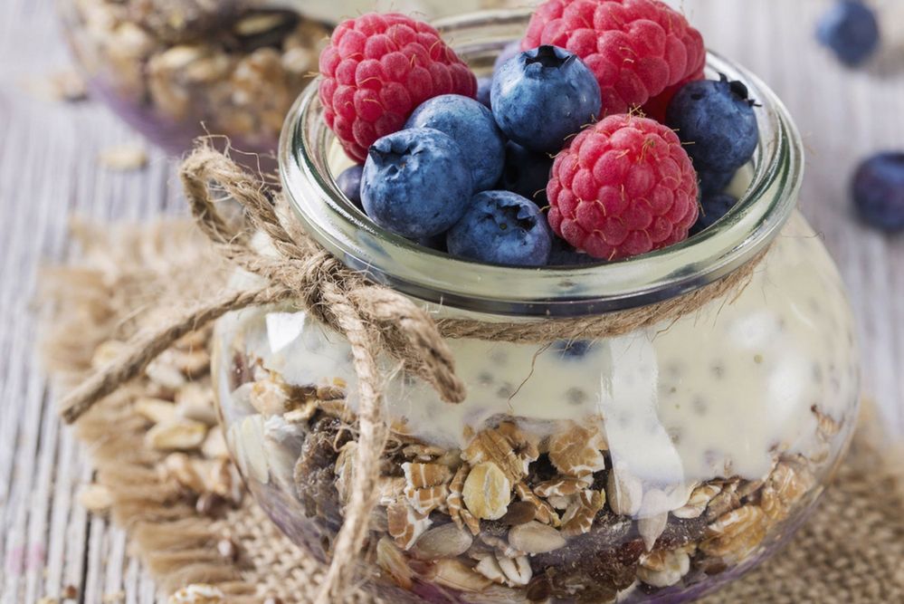 Pudding chia z owocami i karmelizowanymi płatkami owsianymi