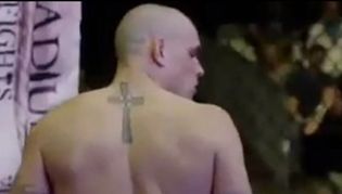 W dzień nauczają Słowa Bożego, wieczorem walczą do upadłego w klatkach