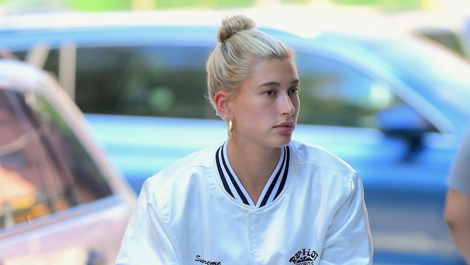 Hailey Bieber zachwyciła paparazzi białym total lookiem.