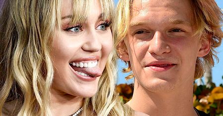 Miley Cyrus milczy, a tabloidy szaleją. Zagraniczna prasa właśnie doniosła o ślubie gwiazdy. Jest coś jeszcze