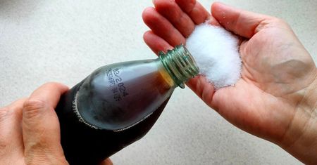 Wymieszaj sól z colą, a efekt przejdzie twoje oczekiwania