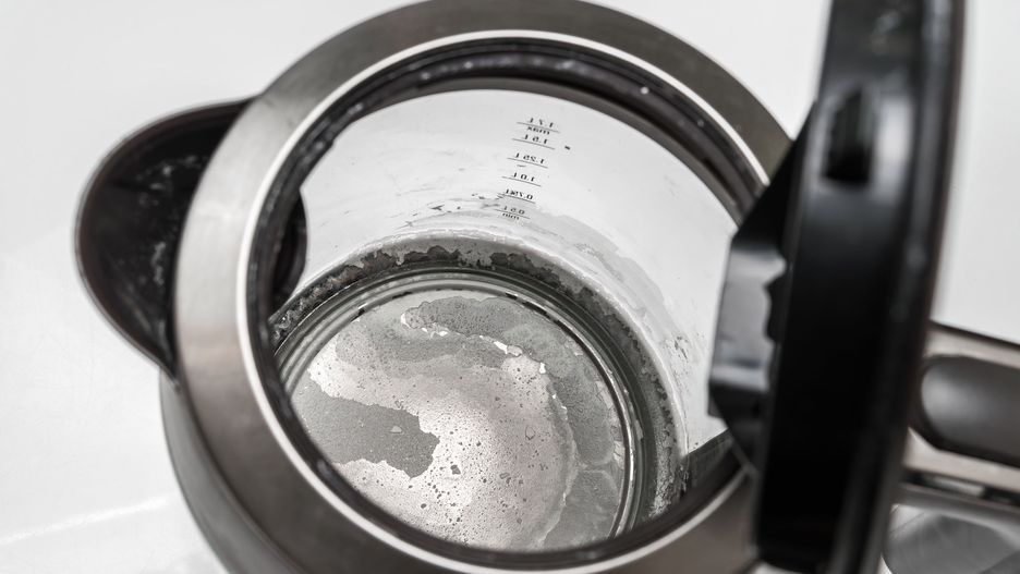 Czyszczenie czajnika coca-colą