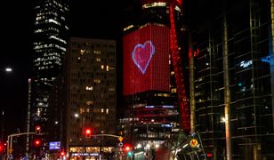 W piątek 14.02 sklep internetowy z ekskluzywną odzieżą słynący z przyciągających uwagę reklam OOH złożył Warszawiakom Walentynkowe życzenia w niestandardowy sposób.