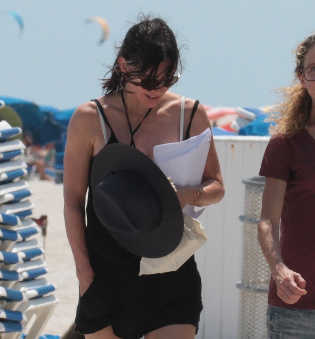 Co za ciało! 52-letnia Courteney Cox na plaży. Gwiazda "Przyjaciół" ciągle ma się czym pochwalić [FOTO]