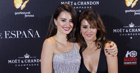 Penelope i Monica Cruz - piękne siostry na premierze "The Queen Of Spain"