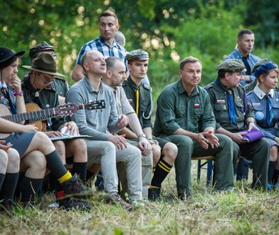 Prezydent Duda spotkał się z harcerzami, wizytę przerwały śpiewy. "Płonie ognisko w lesie, prezydent bajki plecie"