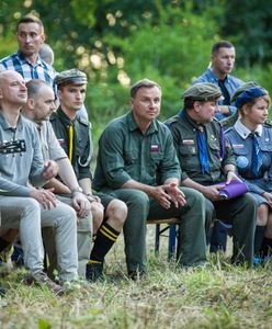 Prezydent Duda spotkał się z harcerzami, wizytę przerwały śpiewy. "Płonie ognisko w lesie, prezydent bajki plecie"