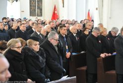 Ostatnie pożegnanie Adamowicza. Urzędnicy państwowi w dalszych rzędach