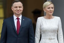 Agata Duda na spotkaniu z parą prezydencką Łotwy. Pasuje jej taki kolor?