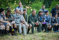 Prezydent Duda spotkał się z harcerzami, wizytę przerwały śpiewy. "Płonie ognisko w lesie, prezydent bajki plecie"