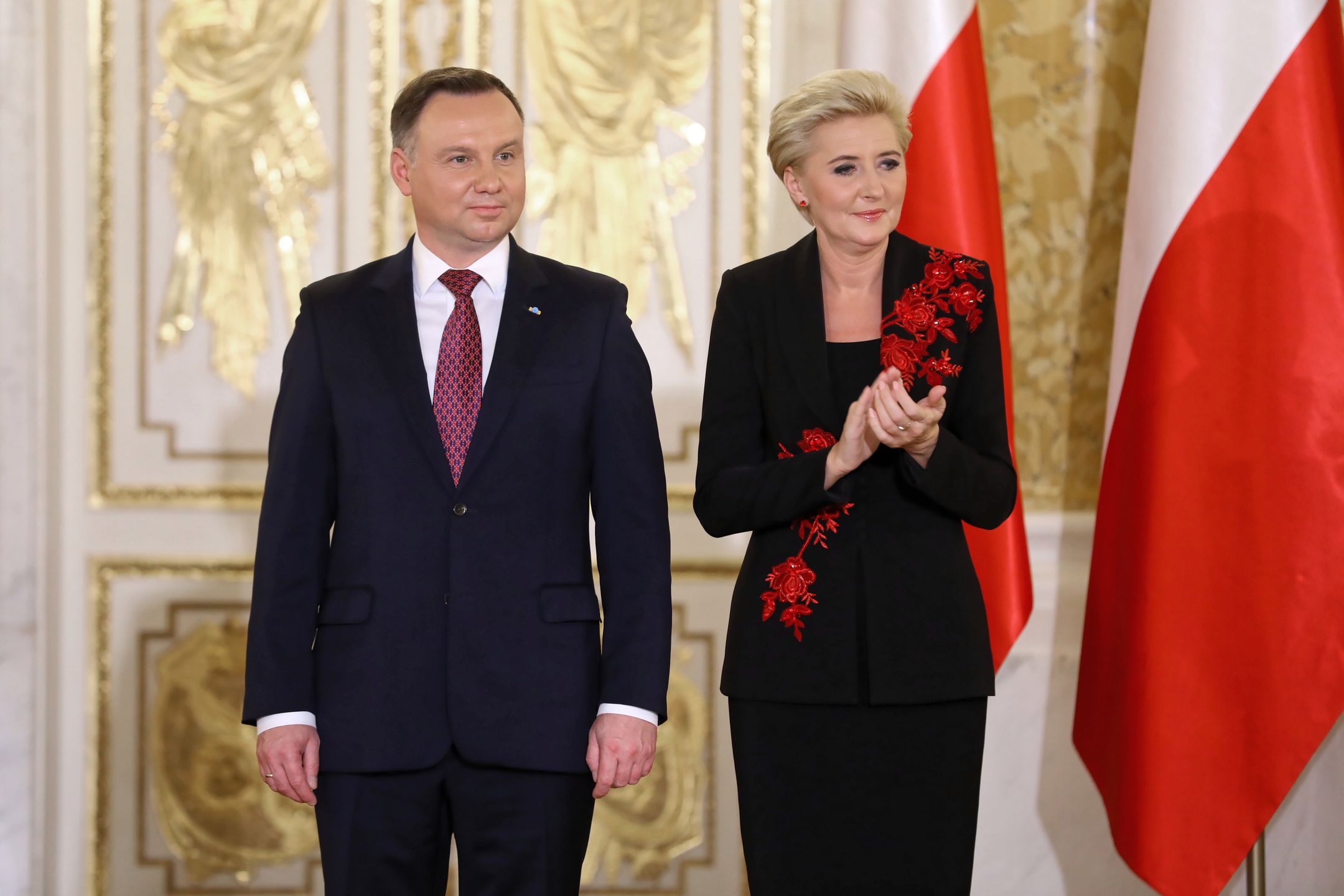 Agata Kornhauser-Duda w żakiecie z czerwonymi kwiatami 