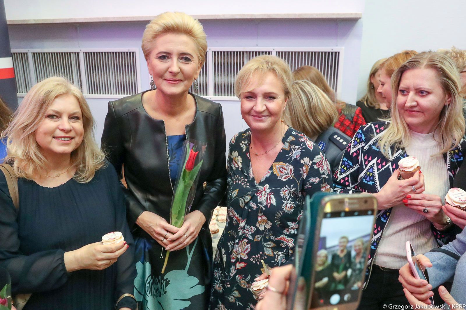 Agata Kornhauser-Duda z policjantkami 