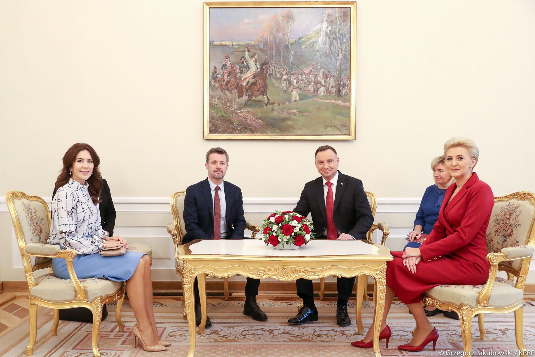 Agata Duda w czerwonej stylizacji 