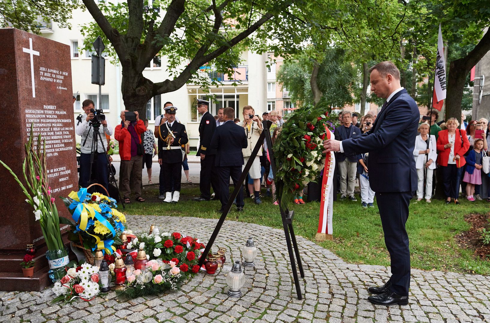 Prezydent Andrzej Duda składa kwiaty przed gdańskim Pomnikiem Pamięci Ofiar Eksterminacji Ludności Polskiej na Wołyniu 