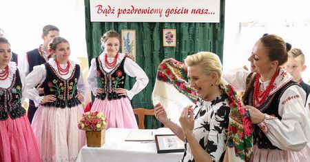 Agata Duda odwiedziła szkołę w Janaczowej. Na spotkaniu odnalazła się świetnie