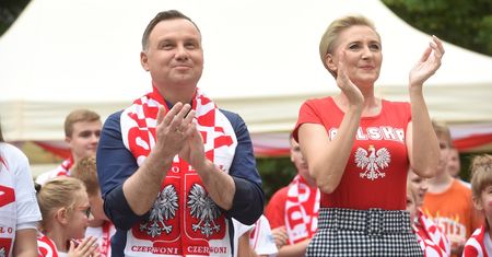 Agata Duda kibicowała Polakom. Wyeksponowała długie nogi