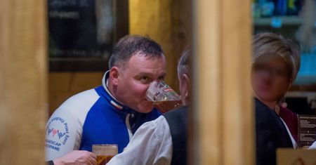 W dzień narty, wieczorem piwo z góralami. Andrzej Duda korzysta z zimy