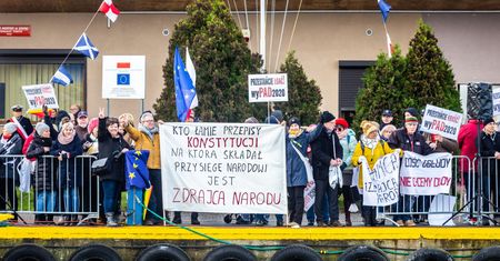Policja sformułowała zarzuty. Chodzi o zakłócanie przemówień Andrzeja Dudy