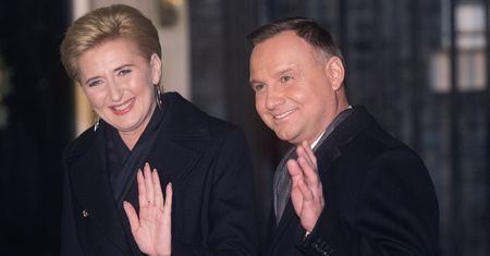 Agata Kornhauser-Duda z mężem na uroczystości wręczenia odznaczeń. Pierwsza dama pokazała klasę