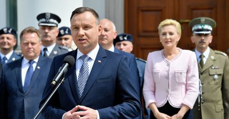 Polacy chcą zmian w obecnej konstytucji. Na referendum nie pójdą