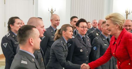 Agata Duda na uroczystym spotkaniu w Pałacu Prezydenckim. Ognisty strój wyróżniał ją z tłumu