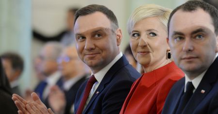 Agata Duda w mocnej czerwieni