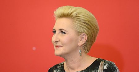 I wtedy wchodzi ona... cała na biało. Agata Duda znowu zachwyca