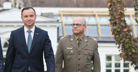 To ten generał tak rozwścieczył Macierewicza. Wszystko przez brązowe buty