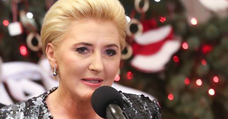 Agata Duda w świątecznej stylizacji. Jest modnie i elegancko