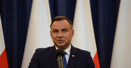 Okrzyki przed Pałacem Prezydenckim. Andrzej Duda ma przyjąć ślubowania od sędziów SN