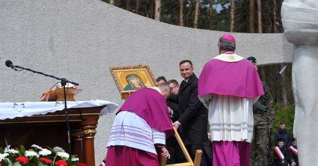 Andrzej Duda znowu ratuje. Tym razem święty obraz