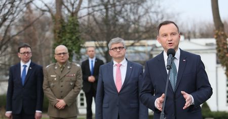 Opozycja: Prezydent Duda boi się ministra Macierewicza