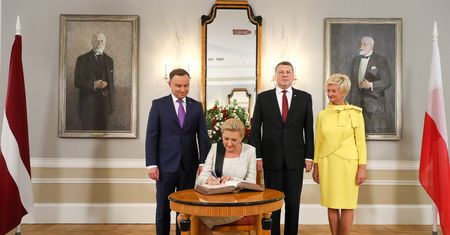 Agata Duda towarzyszyła mężowi w Rydze. Tym razem łotewska Pierwsza Dama przyćmiła ją stylizacją