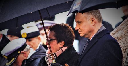 Andrzeja Dudę może dotknąć "fatum prezydenta". 3 niepokojące porównania do poprzednika [ANALIZA]