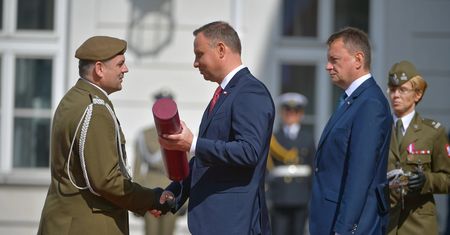 Prezydent wręczy awanse generalskie. Maciej Lasek krytykuje