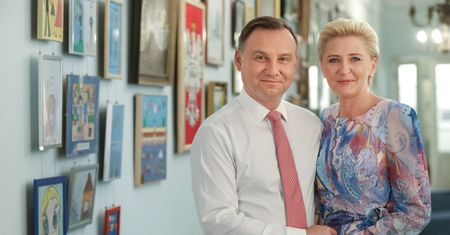 Agata Duda składa dzieciom życzenia. Wyjątkowo odważna stylizacja