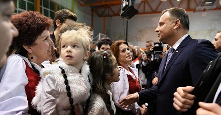 "500+ to nie jałmużna". Andrzej Duda broni sztandarowego programu PiS