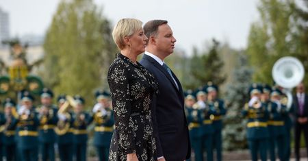 Agata Duda w Kazachstanie. Postawiła na modny deseń!