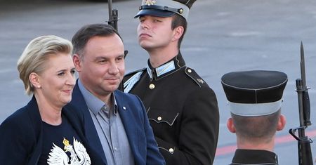 Agata Duda podróżuje w stroju kibica. Internauci krytykują