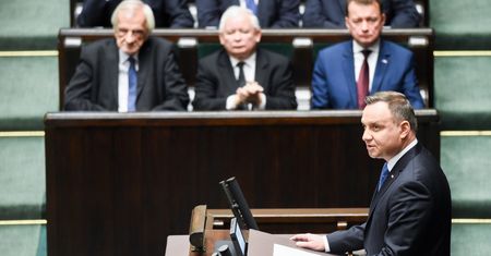 Milczenie Andrzeja Dudy. PiS w defensywie, prezydent trzyma problemy obozu władzy na dystans (Opinia)