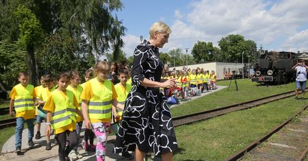 Co robi Agata Duda? Radzi dzieciom, jak bezpiecznie przejść przez tory
