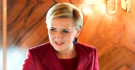 Agata Duda stawia na ognistą czerwień i wyjątkową torebkę. To kolejny prezent?