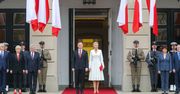 Agata Duda w narodowych barwach. Elegancka biała midi