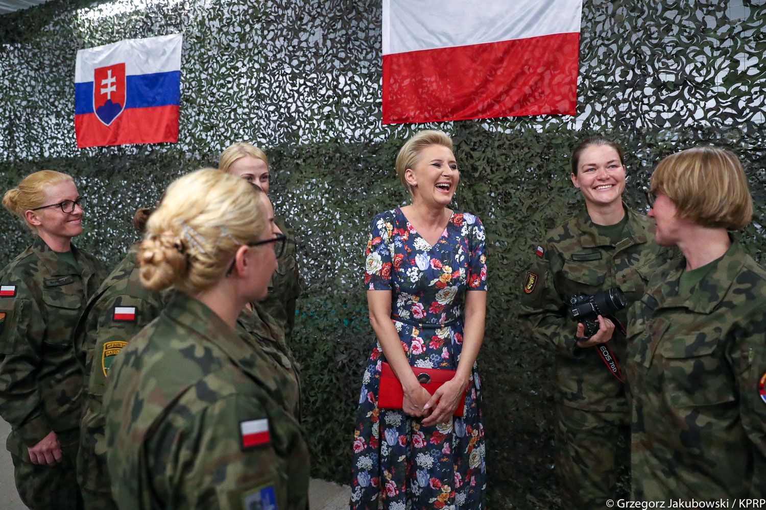 Agata Duda z Polkami w bazie wojskowej na Łotwie