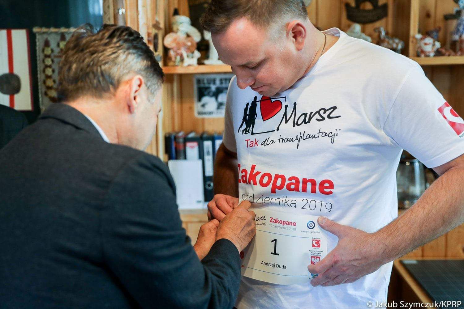 Andrzej Duda w koszulce, która została przekazana na licytację WOŚP
