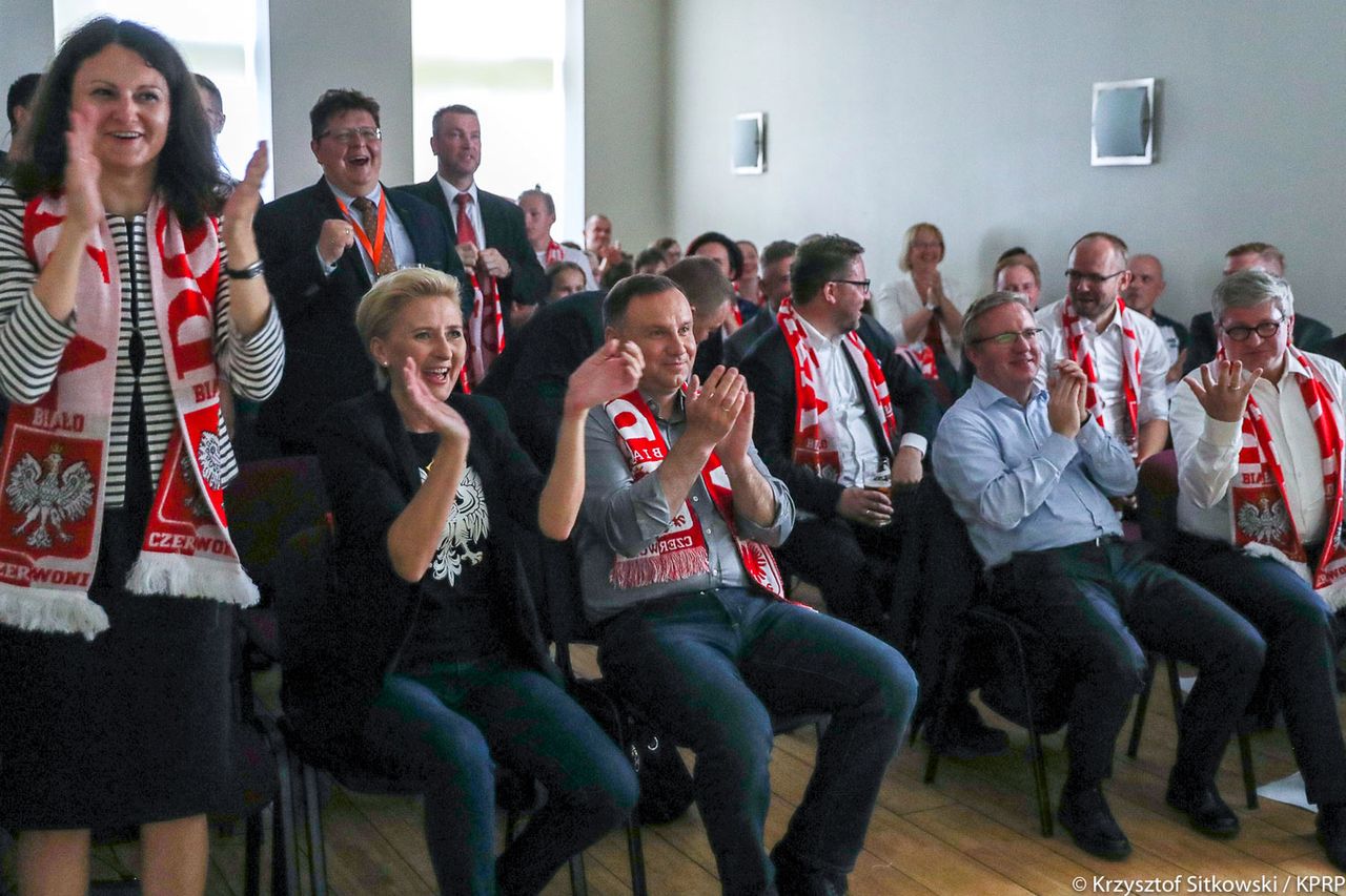 Koszulka z orzełkiem i dżinsy. Pierwsza dama kibicuje z klasą