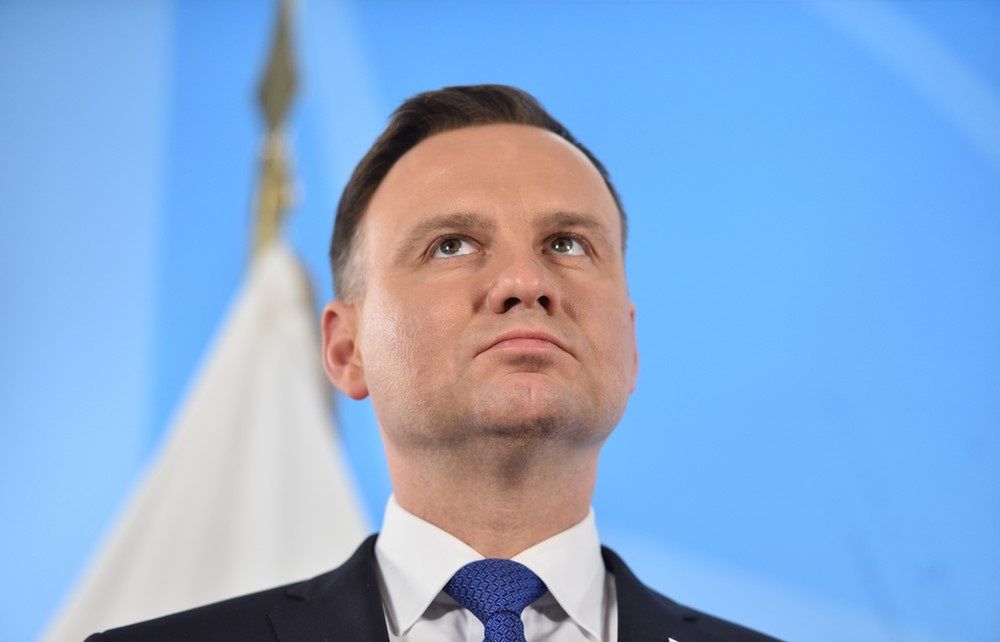 Andrzej Duda pozuje przy umywalce z filmu "Cztery wesela i pogrzeb"