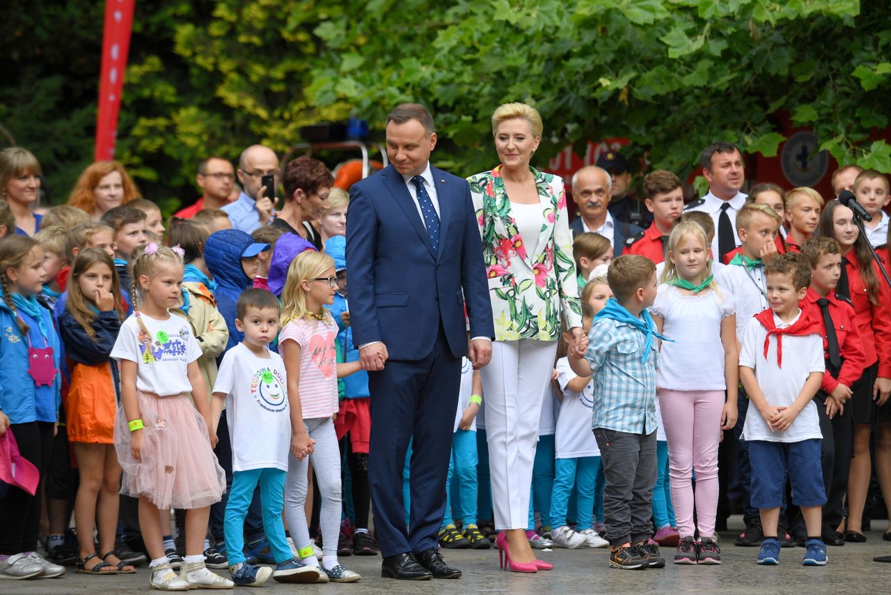 Andrzej Duda śpiewa piosenkę o numerze 112. Pomogła mu Agata, ale oboje nie znali słów