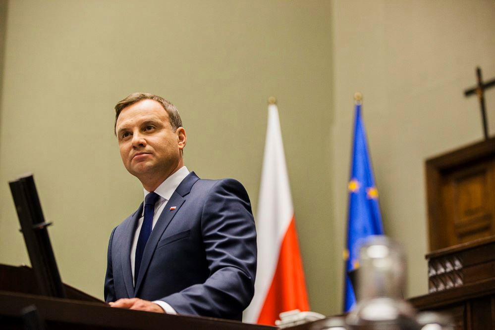 Andrzej Duda konsultuje z klubami reformę sądów. Jesteśmy przed Pałacem Prezydenckim