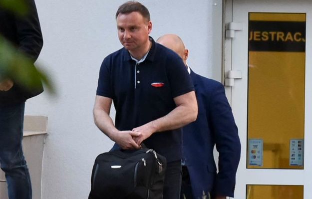 Andrzej Duda w koszulce Red is bad. Prezydent ma słabość do kontrowersyjnej marki